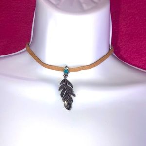 Pendent choker